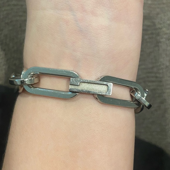 Silver Gucci Watch - Picture 9 of 9